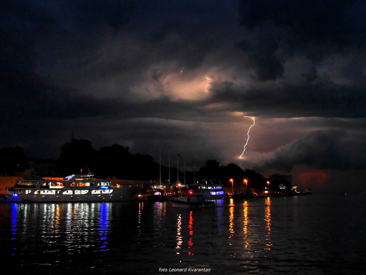 Munje nad zadarskom lukom