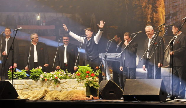 Zagreb, 160512.
Dom sportova,veliki klapski spektakl na kojem su sudjelovali Tomislav Bralic & Intrade, klape Maslina, Sv.Juraj-HRM, Cambi i Kampanel, te gosti Vinko Coce, Lidija Bacic i Ivana Radovnikovic
Na slici: klapa Intrade
Foto: Bruno Konjevic / CR