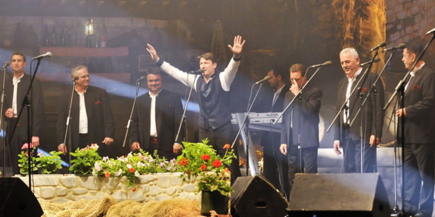 Zagreb, 160512.
Dom sportova,veliki klapski spektakl na kojem su sudjelovali Tomislav Bralic & Intrade, klape Maslina, Sv.Juraj-HRM, Cambi i Kampanel, te gosti Vinko Coce, Lidija Bacic i Ivana Radovnikovic
Na slici: klapa Intrade
Foto: Bruno Konjevic / CR Zagreb, 160512.
Dom sportova,veliki klapski spektakl na kojem su sudjelovali Tomislav Bralic & Intrade, klape Maslina, Sv.Juraj-HRM, Cambi i Kampanel, te gosti Vinko Coce, Lidija Bacic i Ivana Radovnikovic
Na slici: klapa Intrade
Foto: Bruno Konjevic / CR