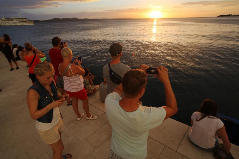 Zadrani i njihovi gosti jučer su mogli svjedociti nevjerojatnom zalasku sunca,
Photo: Filip Brala/PIXSELL Zadrani i njihovi gosti jučer su mogli svjedociti nevjerojatnom zalasku sunca,
Photo: Filip Brala/PIXSELL