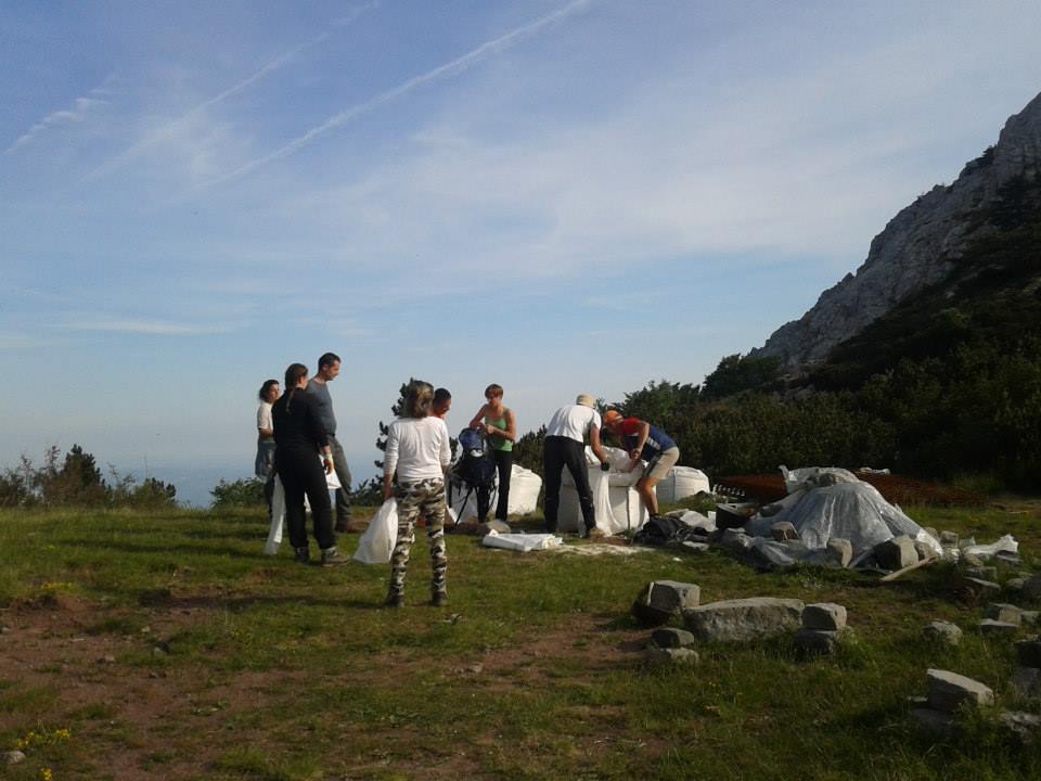 Obnova skloništa na Vlaškom gradu, foto: PD Paklenica Obnova skloništa na Vlaškom gradu, foto: PD Paklenica