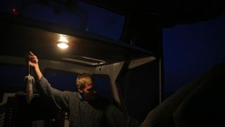 22.12.2013., Zadar – Neobicno toplo vrijeme za prve dane zime dodatni je poticaj za otisnuti se na more i uloviti koju lignju za Badnju vecer. Iako zbog oseke gotovo da nisu mogli isploviti, dva Privlacanca na nedjeljno poslijepodne udaljila su se od ob