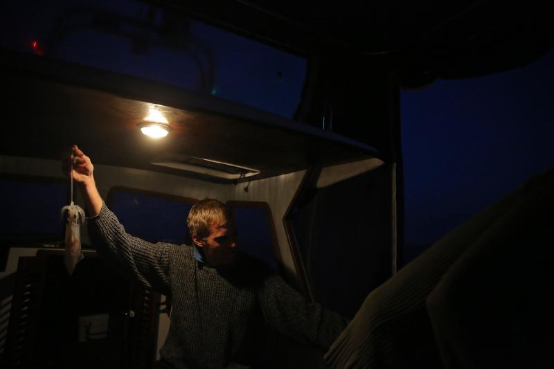 22.12.2013., Zadar – Neobicno toplo vrijeme za prve dane zime dodatni je poticaj za otisnuti se na more i uloviti koju lignju za Badnju vecer. Iako zbog oseke gotovo da nisu mogli isploviti, dva Privlacanca na nedjeljno poslijepodne udaljila su se od ob