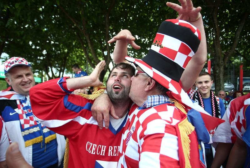Hrvatski navijači okupirali Saint-Etienne pred utakmicu između Hrvatske i Češke. Photo: Sanjin Strukić/PIXSELL