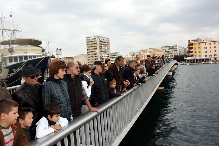 Ronioci kluba Sv. Roko izronili dio starog srušenog mosta u Jazinama, Foto: Mladen Malik