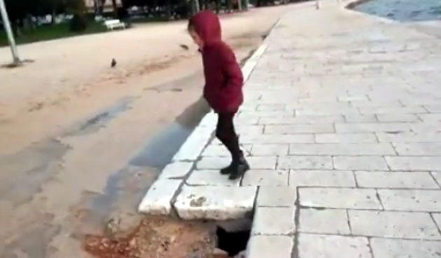 Oprez, opasna rupa na zadarskoj rivi!