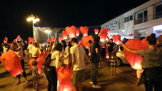 U Vodicama pušteni lampioni za tragično stradale vatrogasce na Kornatima U Vodicama pušteni lampioni za tragično stradale vatrogasce na Kornatima