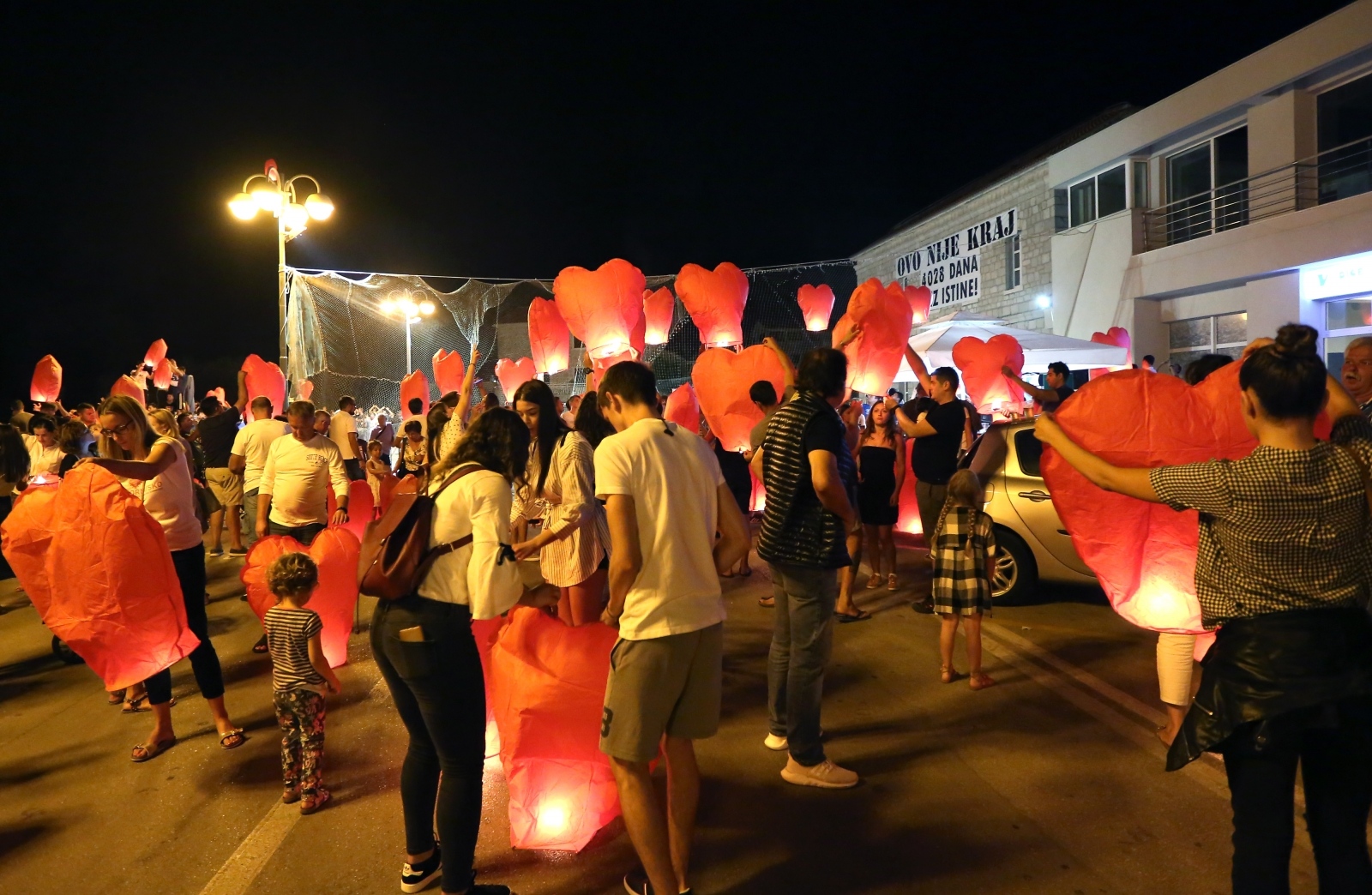 U Vodicama pušteni lampioni za tragično stradale vatrogasce na Kornatima U Vodicama pušteni lampioni za tragično stradale vatrogasce na Kornatima