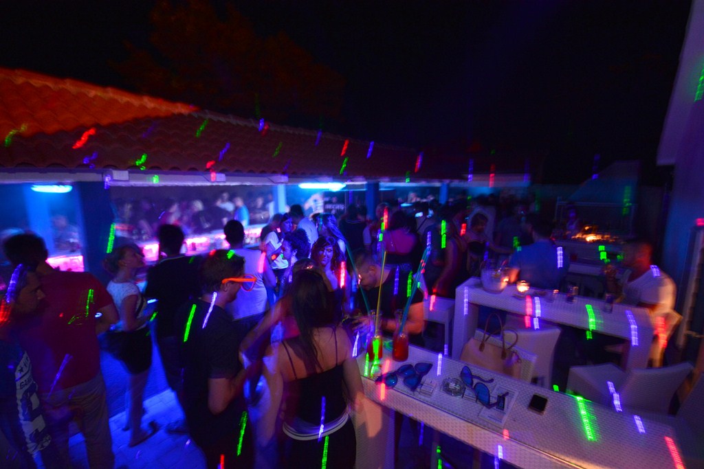 Subotnja zabava u Noštromo i Vagabundo barovima na Viru ; foto Iva Perinčić