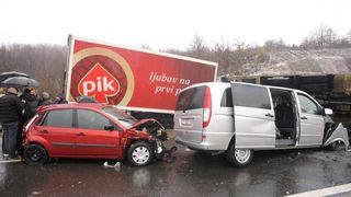 Na autocesti A1 poslije sv. Roka u smjeru Zagreba, kod tunela Krpani, u 6.15 sati sudarilo se 20-ak vozila u nekoliko lančanih sudara, Foto: Dino Stanin/PIXSELL Na autocesti A1 poslije sv. Roka u smjeru Zagreba, kod tunela Krpani, u 6.15 sati sudarilo se 20-ak vozila u nekoliko lančanih sudara, Foto: Dino Stanin/PIXSELL