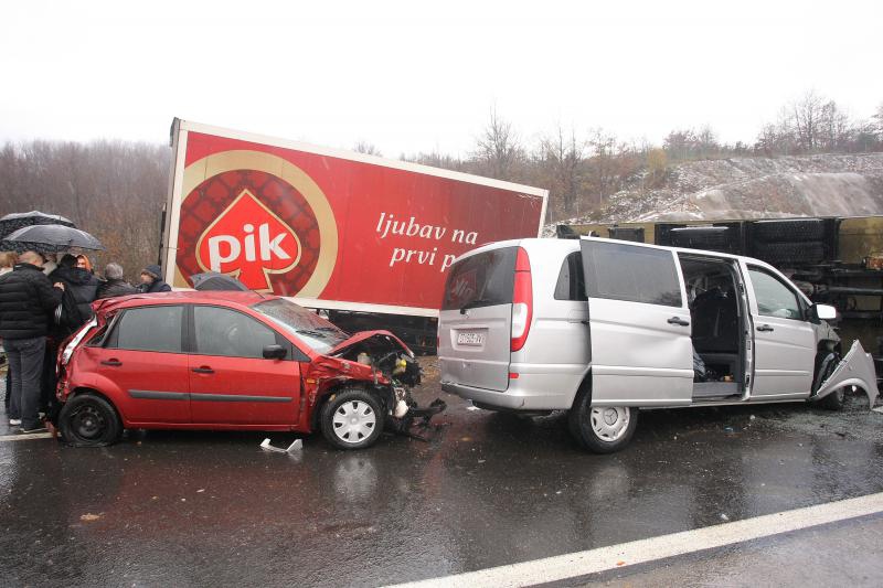 Na autocesti A1 poslije sv. Roka u smjeru Zagreba, kod tunela Krpani, u 6.15 sati sudarilo se 20-ak vozila u nekoliko lančanih sudara, Foto: Dino Stanin/PIXSELL Na autocesti A1 poslije sv. Roka u smjeru Zagreba, kod tunela Krpani, u 6.15 sati sudarilo se 20-ak vozila u nekoliko lančanih sudara, Foto: Dino Stanin/PIXSELL