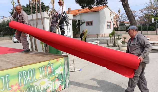 Vir održavanje radi po cijelom otoku Viru