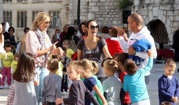 “Čistoća d.o.o.”  iz Zadra u suradnji sa dječjim vrtićima “Radost” i “Sunce” organizirala je  “Eko olimpijadu”  na Trgu pet bunara. Cilj je kroz praktične i zabavne eko igre potaknuti razmišljanje o zaštiti okoliša  te tjelesnoj aktivnosti koja je jako bi