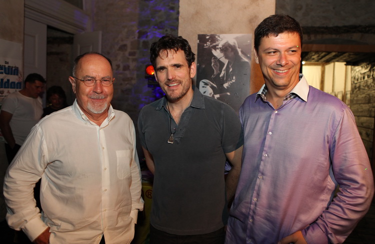 Zadar, 270811.
Poznati americki glumac Matt Dillon u Zadru boravi kao gost Forum film festivala Zadar.
Na slici: Matt Dillon sa redateljem Bigasom Lunom i direktorom festivala Sergejem Stanojkovskim
Foto: Vladimir Ivanov / CROPIX