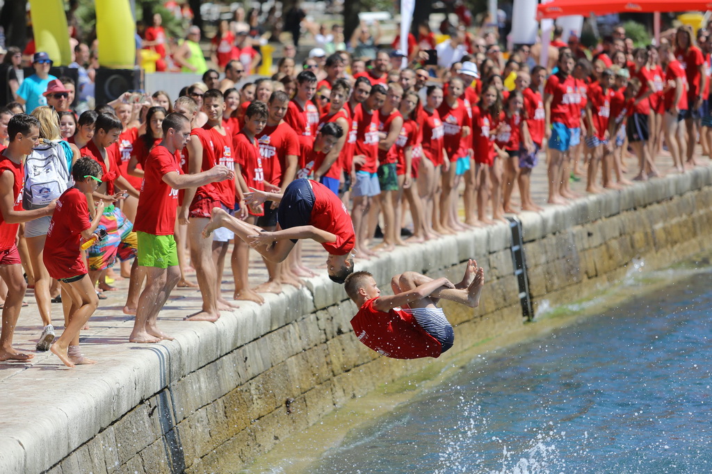11. dm millennium jump: Tri tisuće ljudi skače za humanitarni cilj 11. dm millennium jump: Tri tisuće ljudi skače za humanitarni cilj