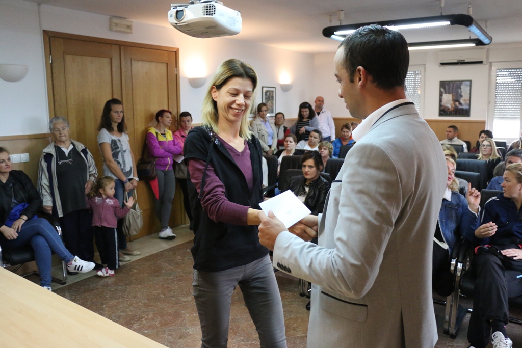 Vir: Dodjela materijalne pomoći roditeljima za nabavku udžbenika i školske opreme Vir: Dodjela materijalne pomoći roditeljima za nabavku udžbenika i školske opreme