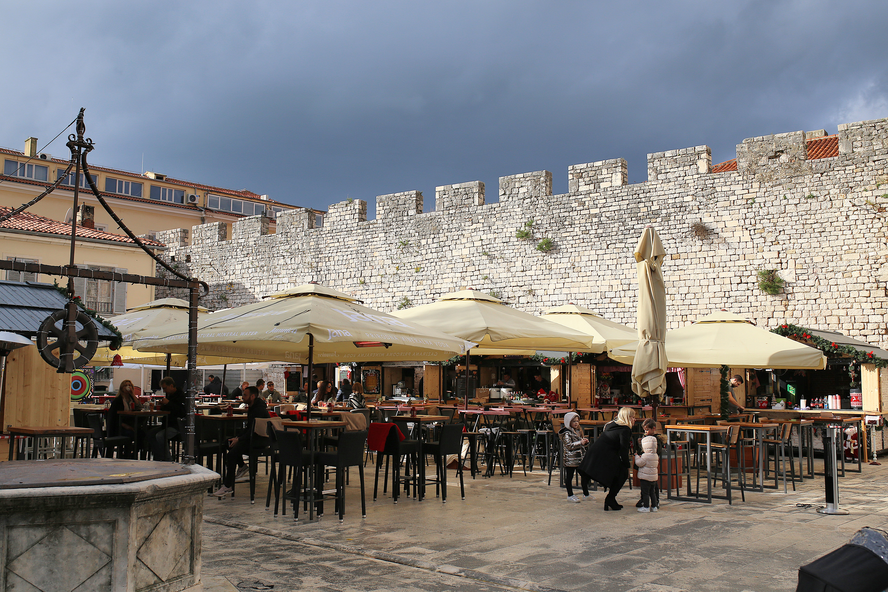 Adventske kućice su otvorile vrata, gastro ponuda je bolja i raznovrsnija nego ikad