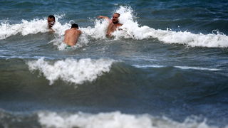 Zadar, 200711.
Jaka tramontana puse od sinoc. Dok mnogima stvara probleme u morskom prometu neki uzivaju u velikim valovima. 
Foto: Jure Miskovic / CROPIX
