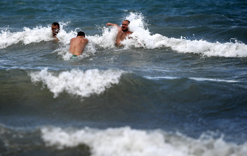 Zadar, 200711.
Jaka tramontana puse od sinoc. Dok mnogima stvara probleme u morskom prometu neki uzivaju u velikim valovima. 
Foto: Jure Miskovic / CROPIX