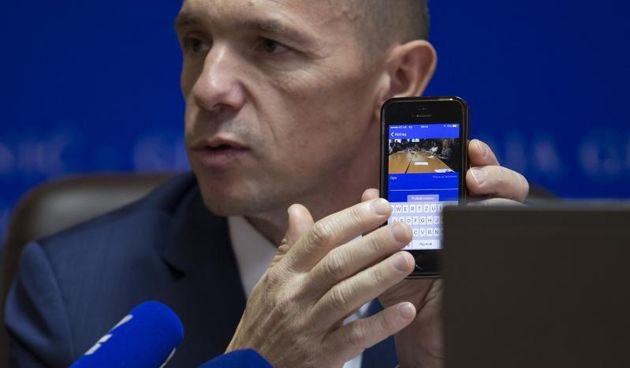 Nacelnik Uprave policije Krunoslav Borovec i Goran Burusic, nacelnik Policijske uprave zagrebacke predstavili su u Policijskoj upravi zagrebackoj aplikaciju za pametne telefone kojom gradjani mogu policiji upucivati dojave. Krunoslav Borovec. Photo: Davor