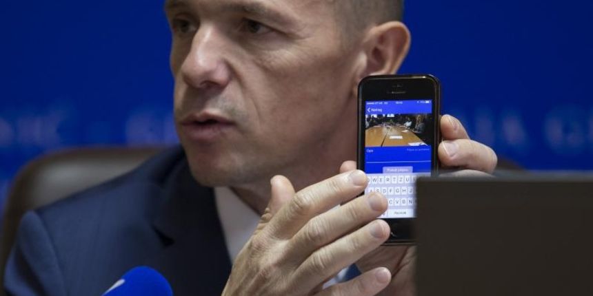 Nacelnik Uprave policije Krunoslav Borovec i Goran Burusic, nacelnik Policijske uprave zagrebacke predstavili su u Policijskoj upravi zagrebackoj aplikaciju za pametne telefone kojom gradjani mogu policiji upucivati dojave. Krunoslav Borovec. Photo: Davor Nacelnik Uprave policije Krunoslav Borovec i Goran Burusic, nacelnik Policijske uprave zagrebacke predstavili su u Policijskoj upravi zagrebackoj aplikaciju za pametne telefone kojom gradjani mogu policiji upucivati dojave. Krunoslav Borovec. Photo: Davor