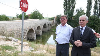 Zadar, 170610. Danas je Ante Zupan, gradonacelnik Obrovca u pratnji s zupanom Zadarske zupanije Stipom Zrilicem i vise gostiju te zupanijskih duznosnika svecano otvorio vise infrastrukturnih objekata. Na fotografiji: Mile Fabijan, ravnatelj Zupanijske upr