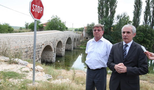 Zadar, 170610. Danas je Ante Zupan, gradonacelnik Obrovca u pratnji s zupanom Zadarske zupanije Stipom Zrilicem i vise gostiju te zupanijskih duznosnika svecano otvorio vise infrastrukturnih objekata. Na fotografiji: Mile Fabijan, ravnatelj Zupanijske upr