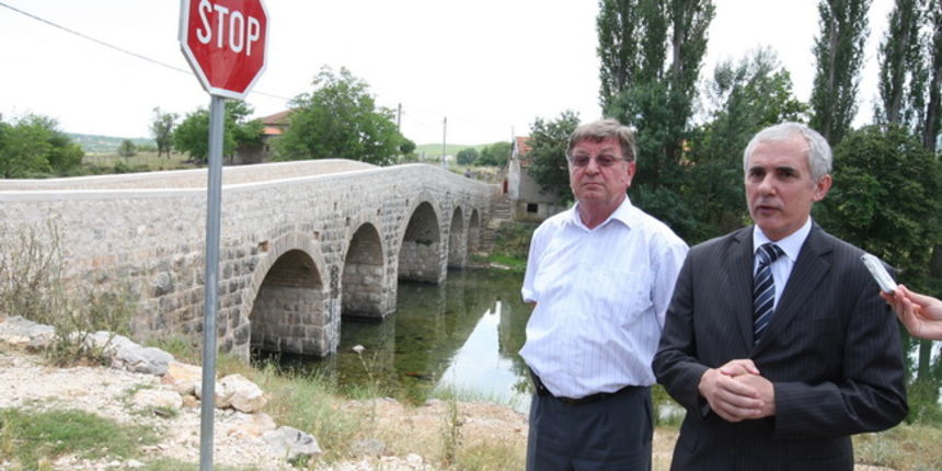 Zadar, 170610. Danas je Ante Zupan, gradonacelnik Obrovca u pratnji s zupanom Zadarske zupanije Stipom Zrilicem i vise gostiju te zupanijskih duznosnika svecano otvorio vise infrastrukturnih objekata. Na fotografiji: Mile Fabijan, ravnatelj Zupanijske upr