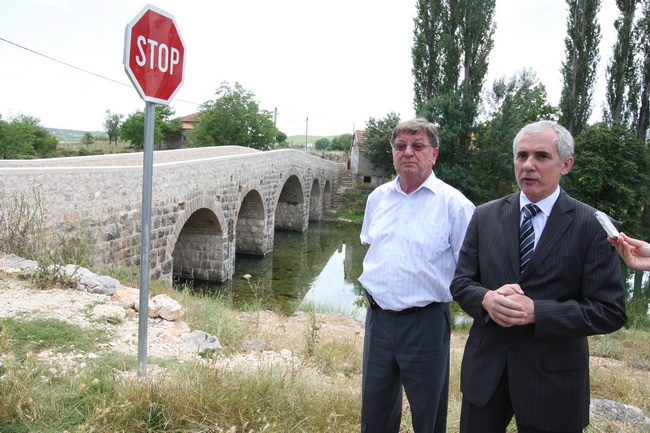 Zadar, 170610. Danas je Ante Zupan, gradonacelnik Obrovca u pratnji s zupanom Zadarske zupanije Stipom Zrilicem i vise gostiju te zupanijskih duznosnika svecano otvorio vise infrastrukturnih objekata. Na fotografiji: Mile Fabijan, ravnatelj Zupanijske upr