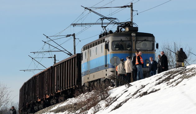 Duga Resa, 040213.
Oko 8,35 sati na pruzi izmedju Generalskog Stola i Duge Rese kod Galovic Sela iz tracnica je iskocila lokomotiva teretnog vlaka. U tijeku je ocevid, a zeljeznicki promet prema Rijeci i Splitu obustavljen je do daljnjeg.
Na fotografiji: