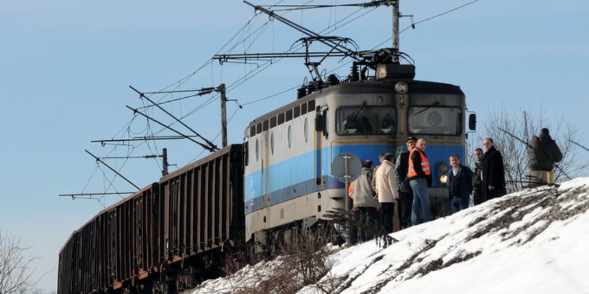 Duga Resa, 040213.
Oko 8,35 sati na pruzi izmedju Generalskog Stola i Duge Rese kod Galovic Sela iz tracnica je iskocila lokomotiva teretnog vlaka. U tijeku je ocevid, a zeljeznicki promet prema Rijeci i Splitu obustavljen je do daljnjeg.
Na fotografiji: