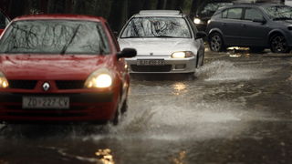 Zadar, 121211.
Jaka kisa koja je u jutarnjim satima pala na podrucje Zadra uzrokovala je manje poteskoce u prometu te je poplavljeno nekoliko podruma koja su u brzom vremenu uz pomoc tvrtke Odvodnja i zadarskih vatrogasaca ispumpana. Na slici poplavljena Zadar, 121211.
Jaka kisa koja je u jutarnjim satima pala na podrucje Zadra uzrokovala je manje poteskoce u prometu te je poplavljeno nekoliko podruma koja su u brzom vremenu uz pomoc tvrtke Odvodnja i zadarskih vatrogasaca ispumpana. Na slici poplavljena
