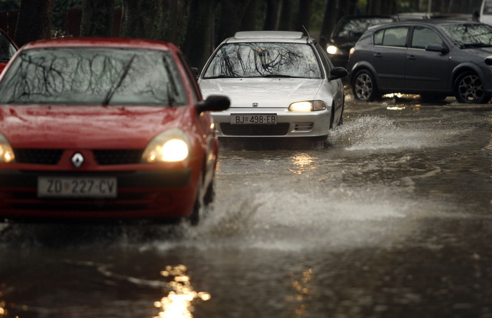 Zadar, 121211.
Jaka kisa koja je u jutarnjim satima pala na podrucje Zadra uzrokovala je manje poteskoce u prometu te je poplavljeno nekoliko podruma koja su u brzom vremenu uz pomoc tvrtke Odvodnja i zadarskih vatrogasaca ispumpana. Na slici poplavljena Zadar, 121211.
Jaka kisa koja je u jutarnjim satima pala na podrucje Zadra uzrokovala je manje poteskoce u prometu te je poplavljeno nekoliko podruma koja su u brzom vremenu uz pomoc tvrtke Odvodnja i zadarskih vatrogasaca ispumpana. Na slici poplavljena