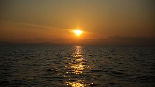 22.12.2013., Zadar – Neobicno toplo vrijeme za prve dane zime dodatni je poticaj za otisnuti se na more i uloviti koju lignju za Badnju vecer. Iako zbog oseke gotovo da nisu mogli isploviti, dva Privlacanca na nedjeljno poslijepodne udaljila su se od ob