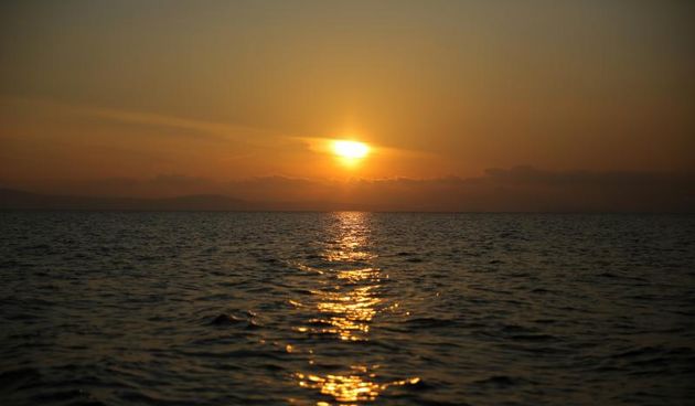 22.12.2013., Zadar – Neobicno toplo vrijeme za prve dane zime dodatni je poticaj za otisnuti se na more i uloviti koju lignju za Badnju vecer. Iako zbog oseke gotovo da nisu mogli isploviti, dva Privlacanca na nedjeljno poslijepodne udaljila su se od ob