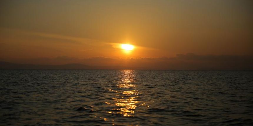 22.12.2013., Zadar – Neobicno toplo vrijeme za prve dane zime dodatni je poticaj za otisnuti se na more i uloviti koju lignju za Badnju vecer. Iako zbog oseke gotovo da nisu mogli isploviti, dva Privlacanca na nedjeljno poslijepodne udaljila su se od ob