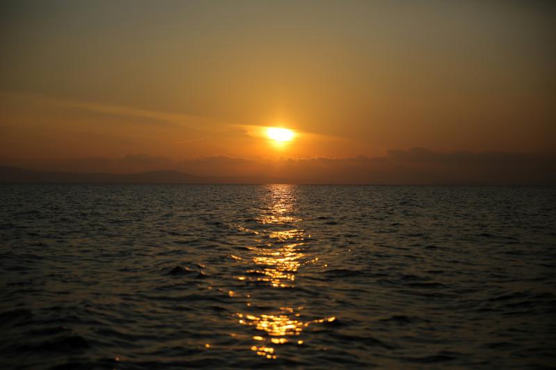 22.12.2013., Zadar – Neobicno toplo vrijeme za prve dane zime dodatni je poticaj za otisnuti se na more i uloviti koju lignju za Badnju vecer. Iako zbog oseke gotovo da nisu mogli isploviti, dva Privlacanca na nedjeljno poslijepodne udaljila su se od ob