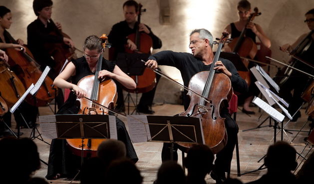 Zadar, 220710.
U sklopu Glazbenih veceri u Sv. Donatu nastupili su Cellomania ansambl celista sa solistima Giovanni Soliima i Monika Leskova.
Foto: Vladimir Ivanov / CROPIX