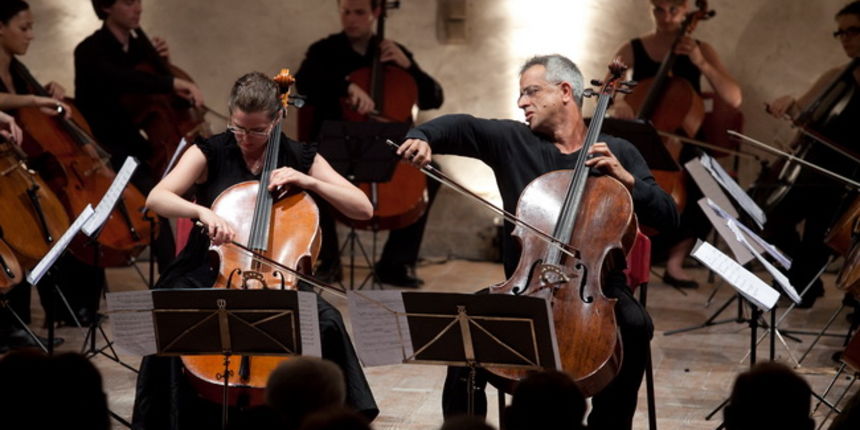 Zadar, 220710.
U sklopu Glazbenih veceri u Sv. Donatu nastupili su Cellomania ansambl celista sa solistima Giovanni Soliima i Monika Leskova.
Foto: Vladimir Ivanov / CROPIX Zadar, 220710.
U sklopu Glazbenih veceri u Sv. Donatu nastupili su Cellomania ansambl celista sa solistima Giovanni Soliima i Monika Leskova.
Foto: Vladimir Ivanov / CROPIX