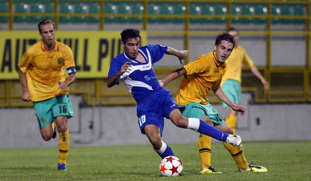 Pula, 170911. 
Stadion A. Drosina.
Nogometna utakmica 8. kola 1. HNL, susret 
Istra 1961 – Zadar. 
Na slici: Luka Begonja i Ahmed Alimi.
Foto: Goran Sebelic / CROPIX