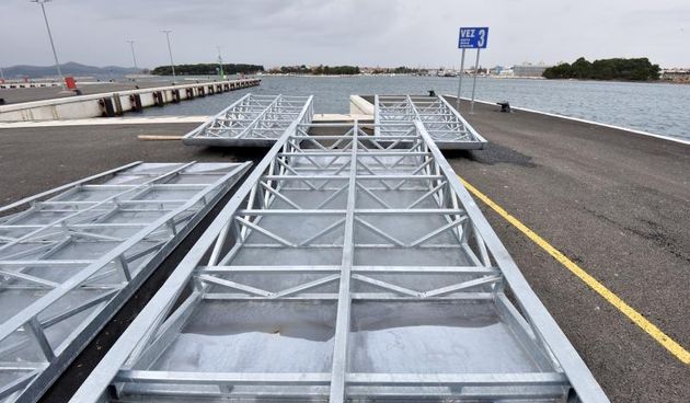 Počela montaža novih rampi u trajektnoj luci Gaženica, foto: Dino Stanin/PIXSELL