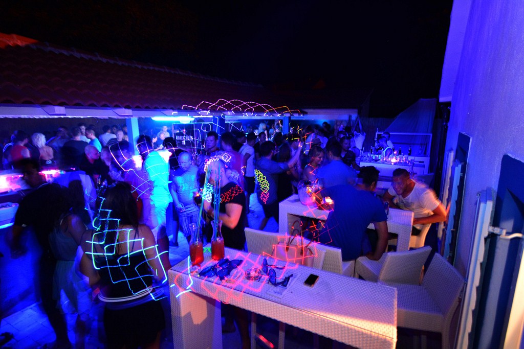 Subotnja zabava u Noštromo i Vagabundo barovima na Viru ; foto Iva Perinčić