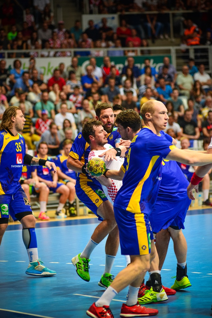 U doista sjajnoj atmosferi koju je stvorilo oko 5000 navijača iz cijele Hrvatske, naši su rukometni reprezentativci remizirali sa Švedskom i to s rezultatom 25-25. Bila je to ‘kaubojima’ pretposljednja pripremna utakmica uoči Olimpijskih igara