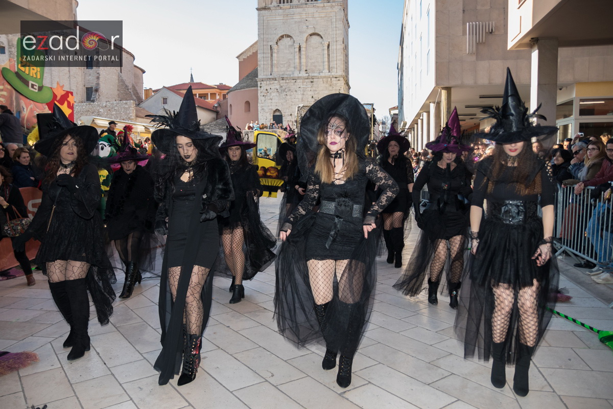 Zadarski karneval 2018: Povorka maškaranih skupina od Gradskih vrata preko Foruma do Narodnog trga Zadarski karneval 2018: Povorka maškaranih skupina od Gradskih vrata preko Foruma do Narodnog trga