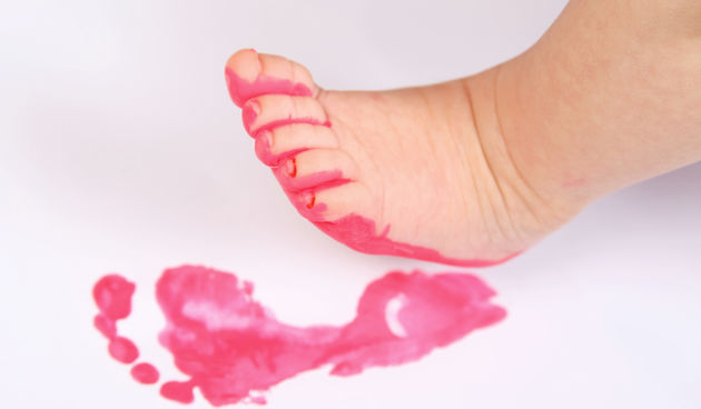 Kupnja s malom djecom nije jednostavna, pa je ovo odličan trik kako im kupiti obuću bez njih. Za točnu mjeru, uzmite njihov otisak stopala ili precrtajte stopalo na papir koji ćete uzeti s vama