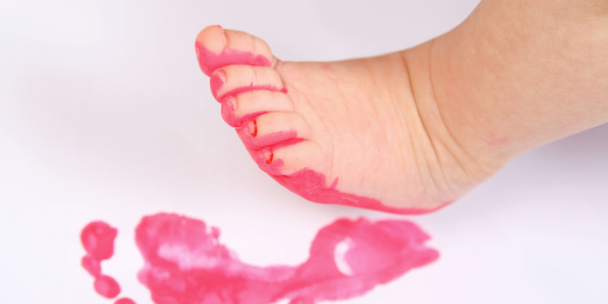 Kupnja s malom djecom nije jednostavna, pa je ovo odličan trik kako im kupiti obuću bez njih. Za točnu mjeru, uzmite njihov otisak stopala ili precrtajte stopalo na papir koji ćete uzeti s vama Kupnja s malom djecom nije jednostavna, pa je ovo odličan trik kako im kupiti obuću bez njih. Za točnu mjeru, uzmite njihov otisak stopala ili precrtajte stopalo na papir koji ćete uzeti s vama