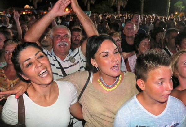 Virsko ljeto 2016: Tomislav Bralić i klapa Intrade oduševili 12 tisuća obožavatelja na virskoj rivi Virsko ljeto 2016: Tomislav Bralić i klapa Intrade oduševili 12 tisuća obožavatelja na virskoj rivi