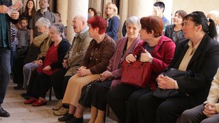 Izložba nosi naziv “Približavanje – stih i slika”, a otvara se u klaustru samostana Sv. Frane. Izložba nosi naziv “Približavanje – stih i slika”, a otvara se u klaustru samostana Sv. Frane.