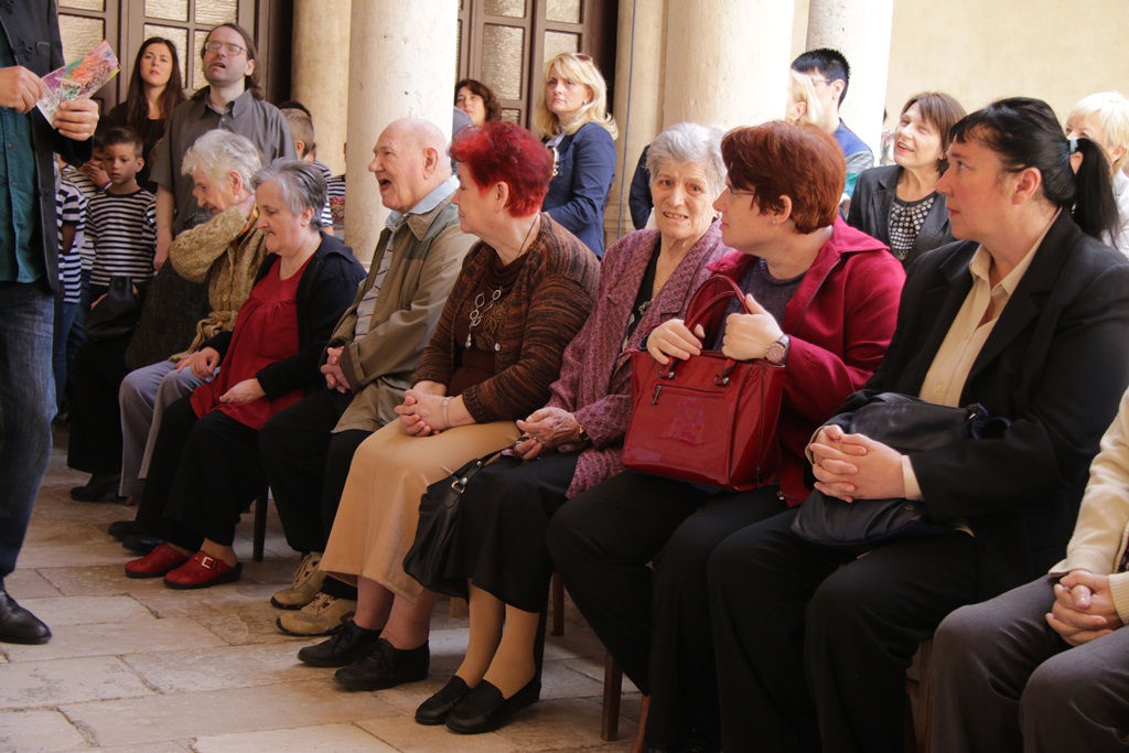 Izložba nosi naziv “Približavanje – stih i slika”, a otvara se u klaustru samostana Sv. Frane. Izložba nosi naziv “Približavanje – stih i slika”, a otvara se u klaustru samostana Sv. Frane.