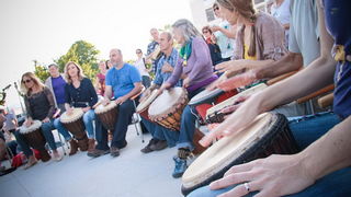 Glazbeno scenski nastup “Iskra ljubavi za mir” i grupna meditacija na Forumu